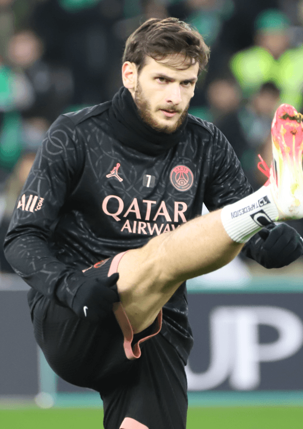 Khvicha Kvaratskhelia in a PSG shirt in the match against Saint-Étienne