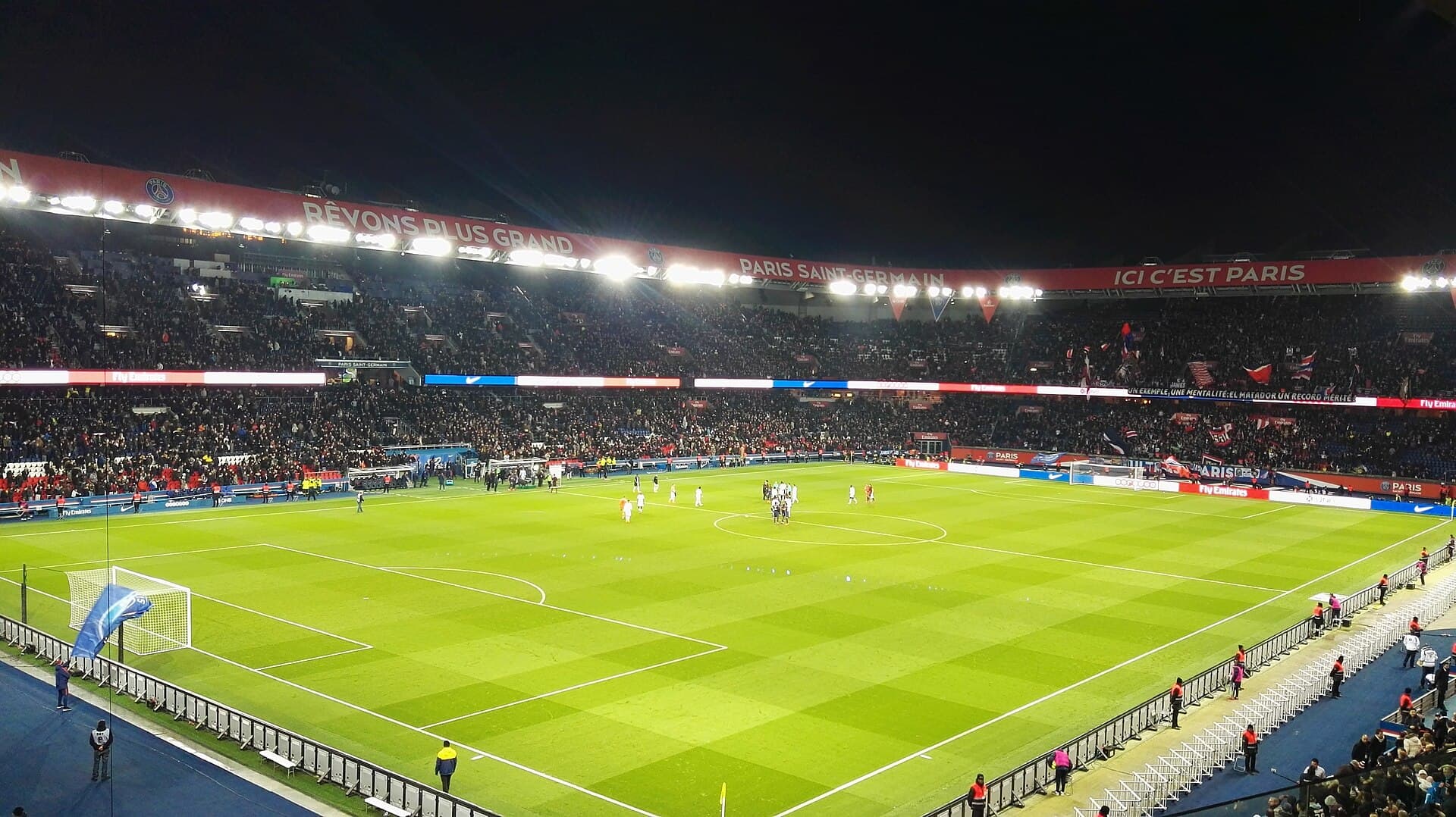Stadiumi Parc des Princes në Paris gjatë një ndeshjeje