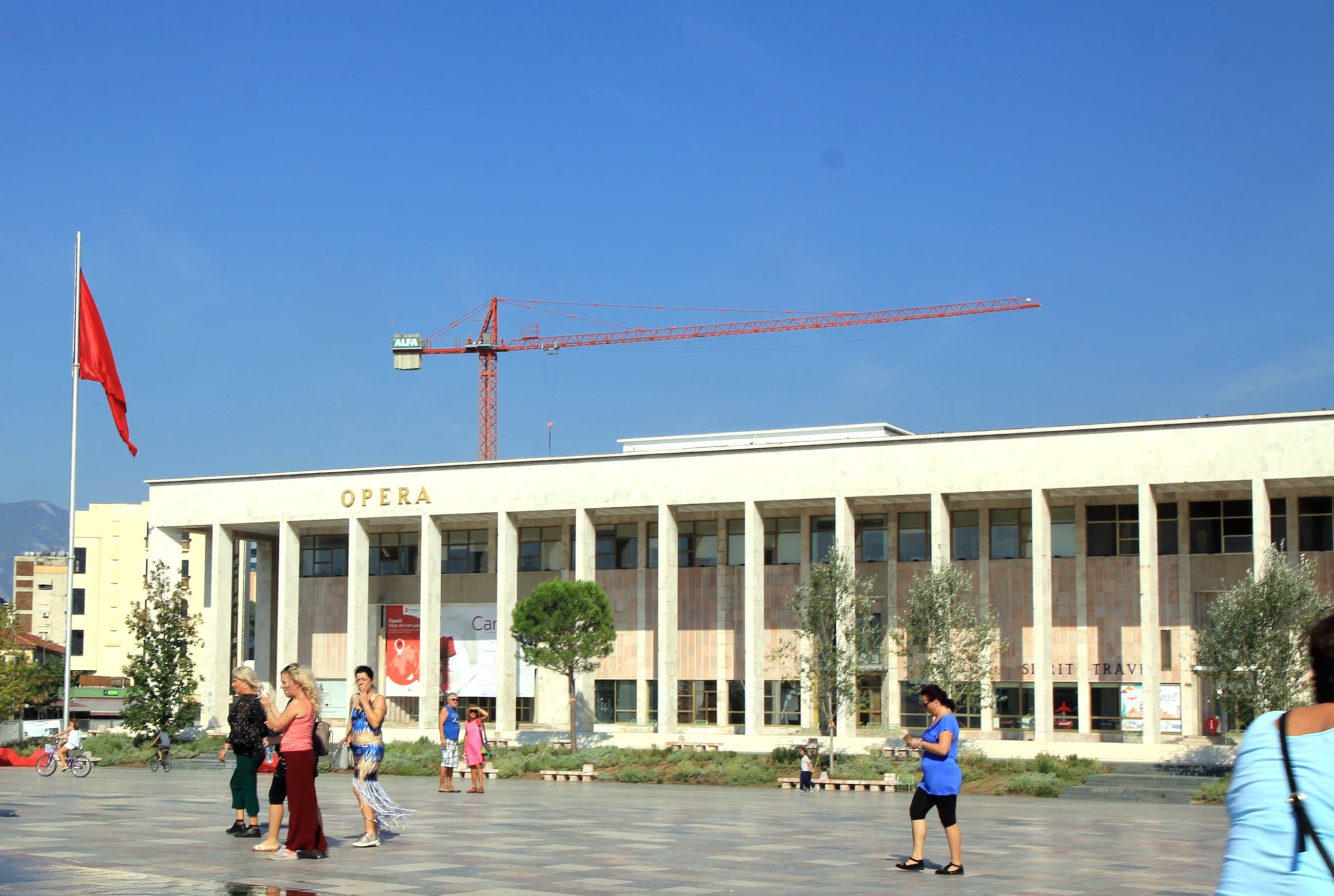 Godina e Teatrit Kombëtar të Operës dhe Baletit në sheshin Skënderbej, Tiranë