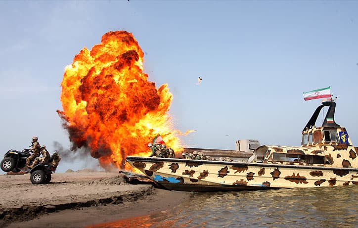 Varka raketore dhe komando të marinës së Gardës Revolucionare iraniane gjatë një stërvitjeje