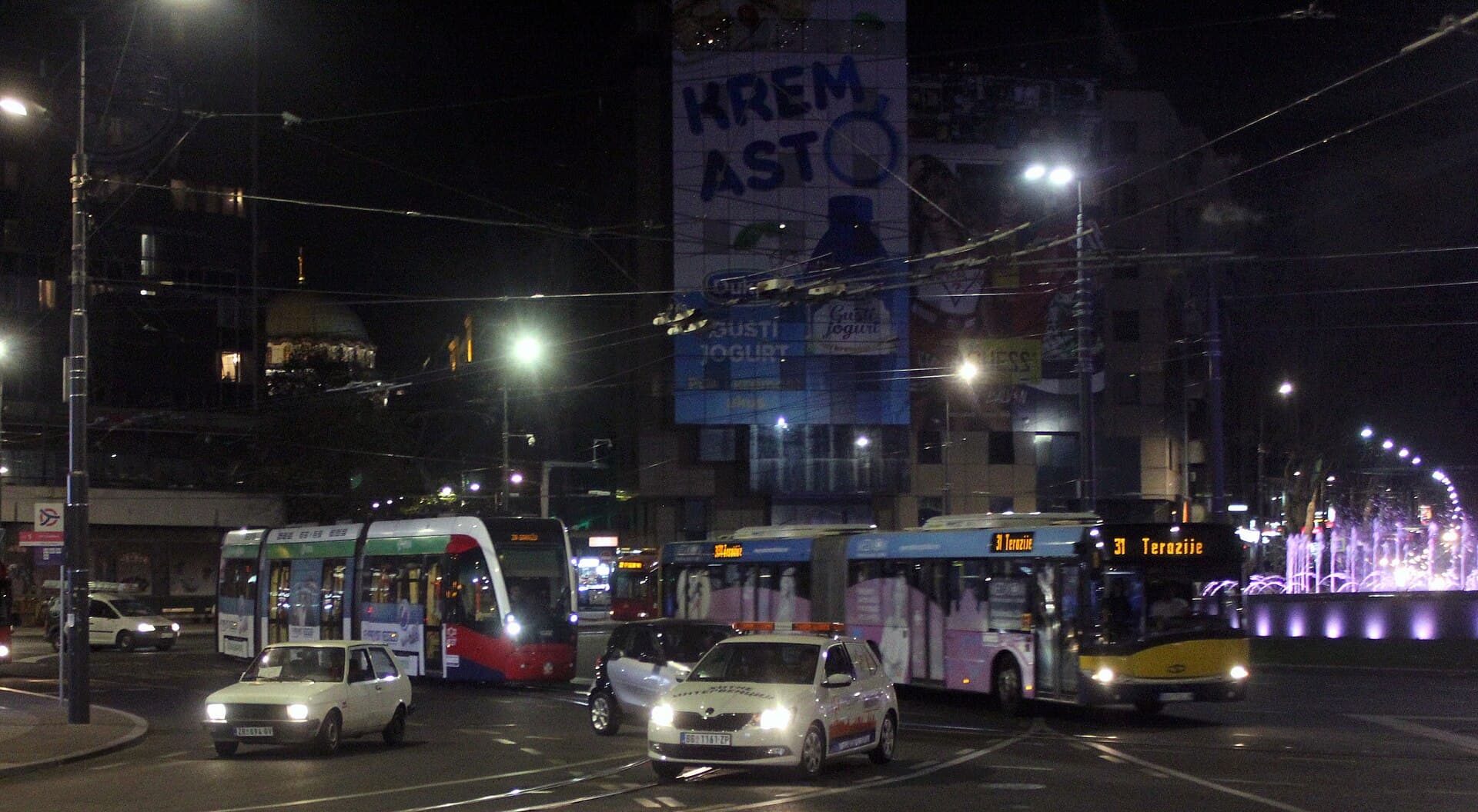Sheshi Slavija në Beograd natën, me tramvaj dhe autobus