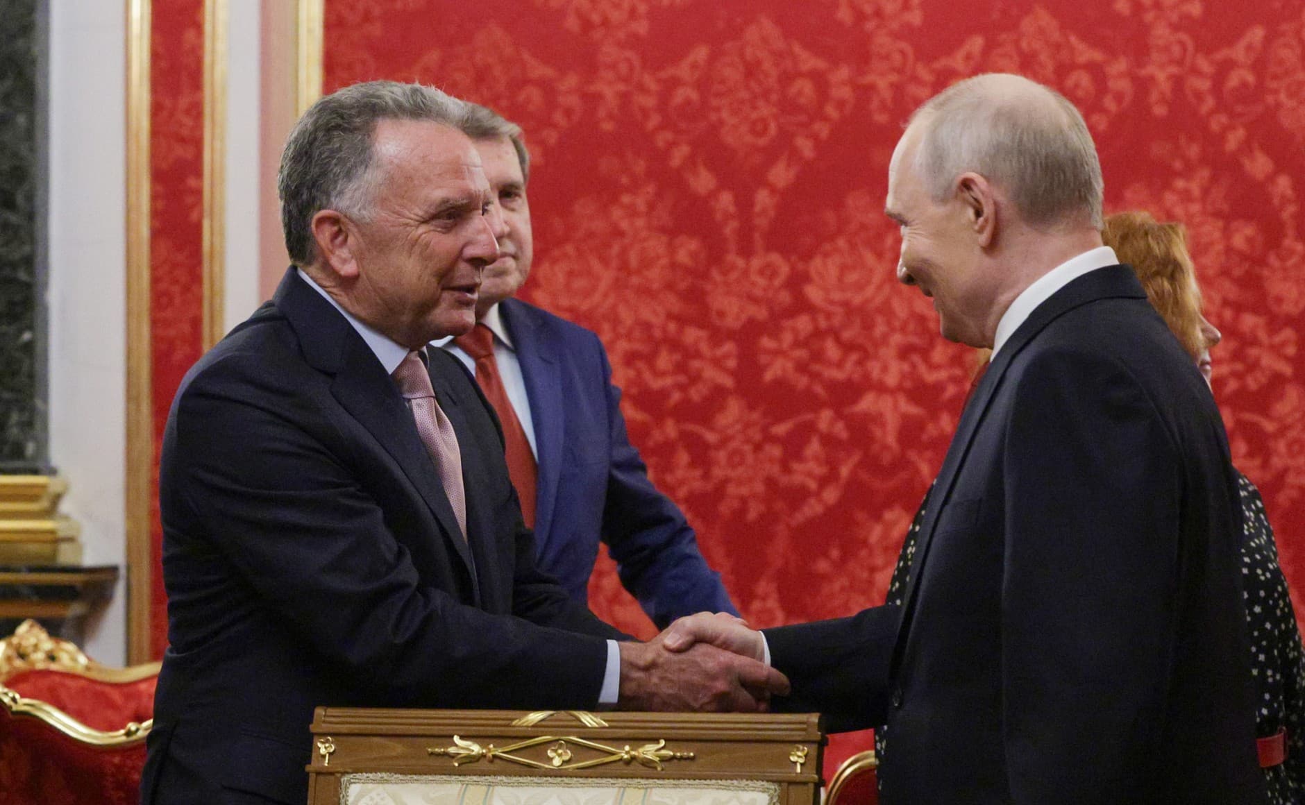 Presidenti rus Vladimir Putin i shtrëngon dorën të dërguarit amerikan Steve Witkoff