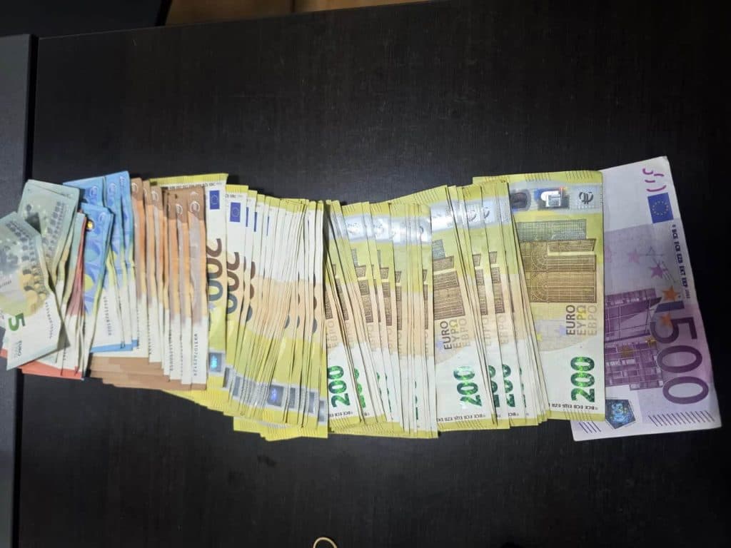 Kartëmonedha euro të prerjeve të ndryshme të sekuestruara, të shtrira mbi një tavolinë