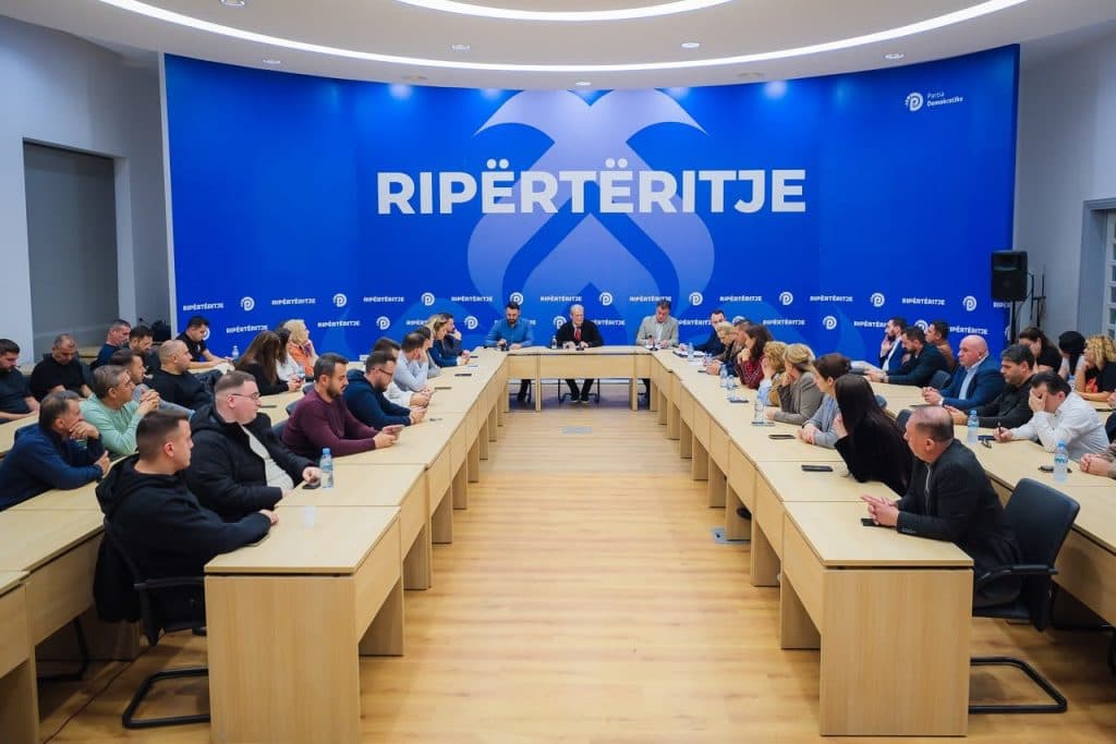 Sali Berisha drejton takimin me kryetarët dhe koordinatorët e degëve të PD-së në Tiranë, në sallën me sfondin "Ripërtëritje"