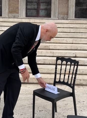 Kryeministri Edi Rama vendos një karrige me mbishkrimin "DIALOG" para shkallëve të Kryeministrisë