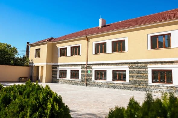 Godina e restauruar dykatëshe e ish-shkollës në Drenovë, me çati me tjegulla dhe mure guri në katin përdhes