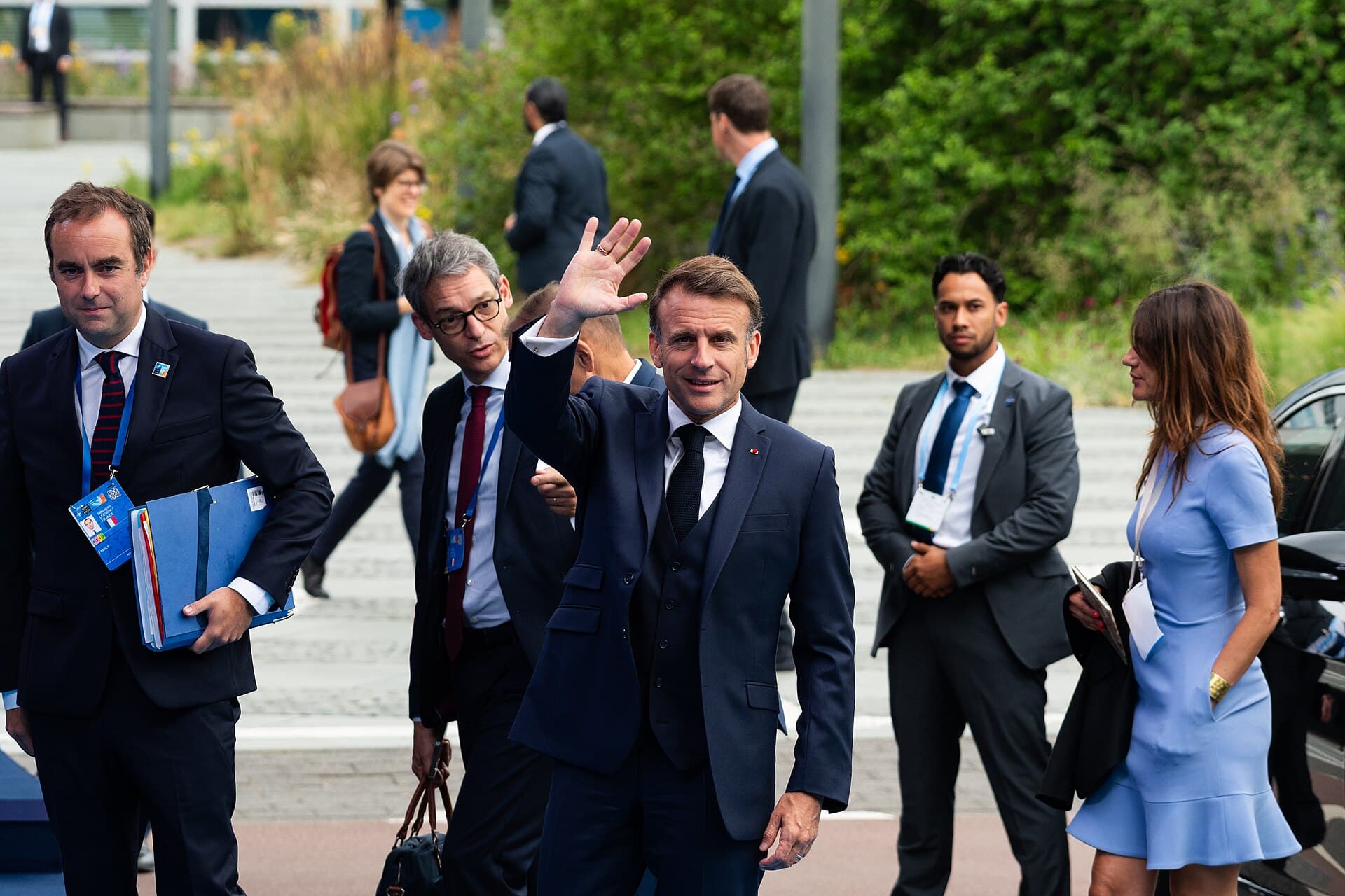 Presidenti francez Emmanuel Macron përshëndet gazetarët në mbërritje në samitin e NATO-s në Hagë, 2025