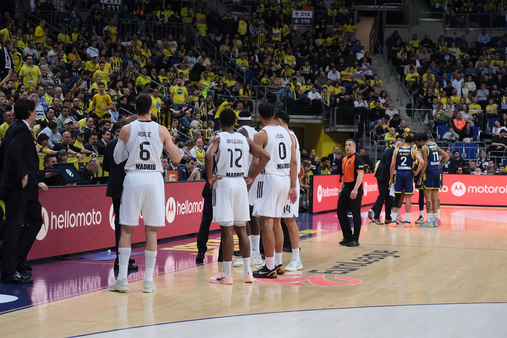 Basketbollistët e Real Madridit në një ndeshje të Euroligës ndaj Fenerbahçes, prill 2026
